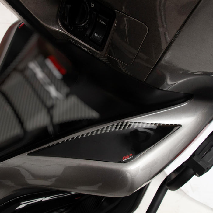 GP Kompozit Jeu de coussinets de réservoir à bande latérale noir compatible pour Honda PCX125 / PCX150 2018-2020