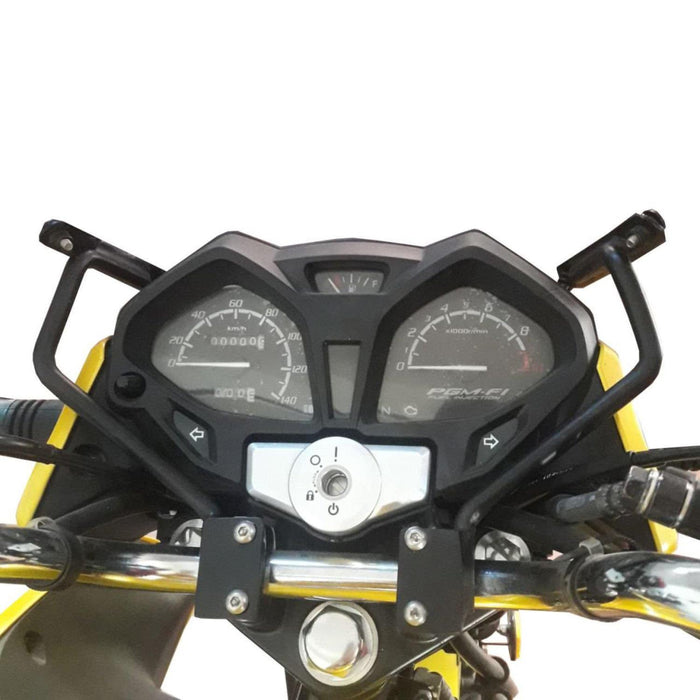 Parabrisas touring en Honda CB125F - primer plano del soporte de montaje